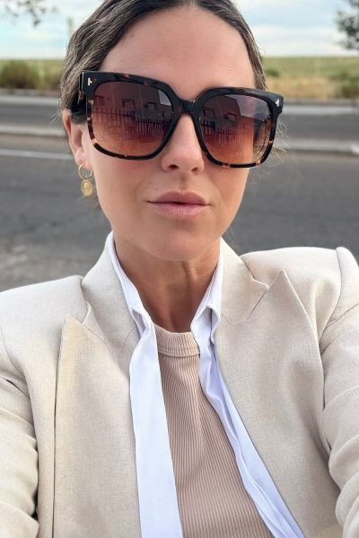 Cristina Cortes UGC con look elegante y gafas de sol Agencia de marketing digital Brilla influencers y comunicación