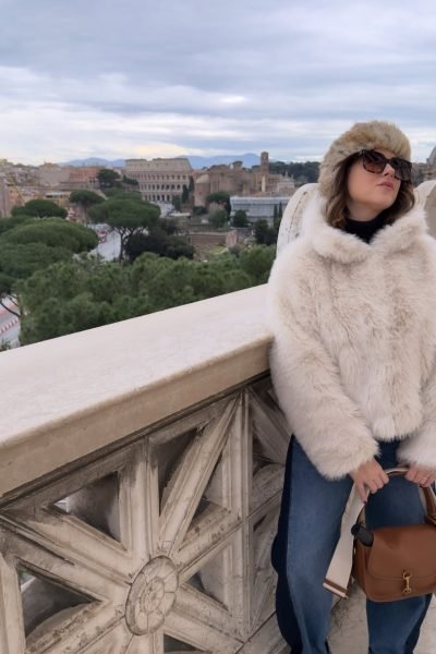 Cristina Cortes UGC con abrigo blanco y gafas de sol en Roma Agencia de marketing digital Brilla influencers y comunicación