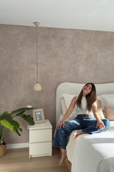 Cristina Cortes UGC en habitación moderna y luminosa Agencia de marketing digital Brilla influencers y comunicación