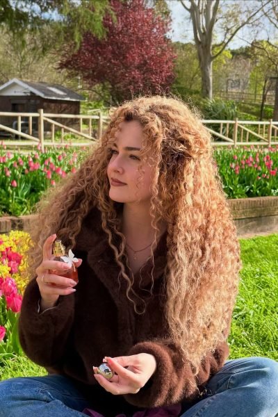 Cristina Ruiz Marin en una ciudad con un fondo arquitectónico, mostrando una expresión relajada.