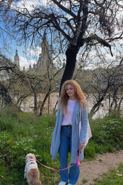 Cristina Ruiz Marin en el parque disfrutando de una caminata con su perro, imagen de lifestyle.