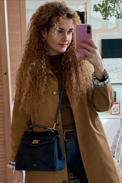 Cristina Ruiz Marin mostrando su look con un bolso elegante.