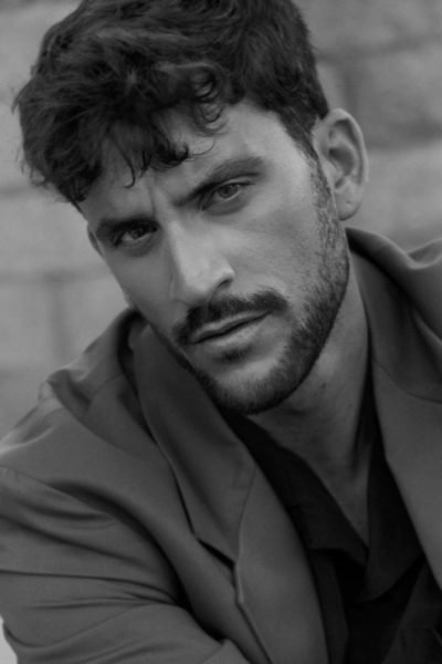 Retrato de hombre con chaqueta, Agencia de marketing digital Brilla Influencers y Comunicación