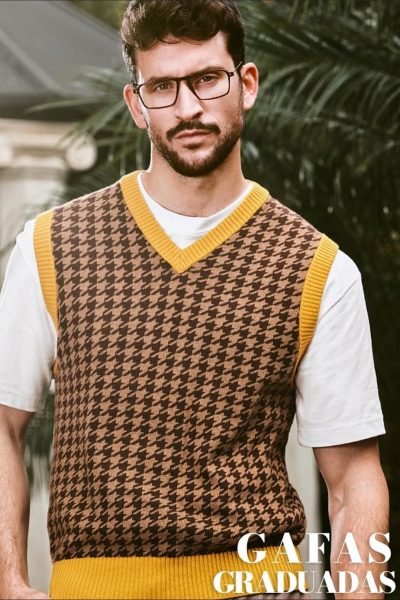 Curro Ávila usando gafas graduadas, colaborador de la Agencia de marketing digital Brilla Influencers y Comunicación