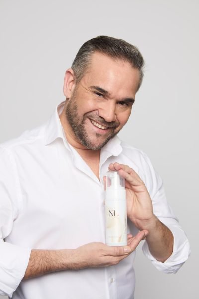 David del Moral sosteniendo un producto NL, colaborador de la Agencia de marketing digital Brilla Influencers y Comunicación