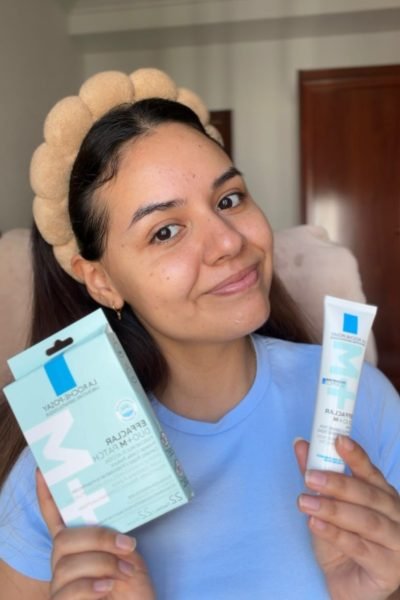 Desiree Vela con un paquete y tubo de La Roche-Posay Efaclar Duo+, mostrando su rutina de cuidado facial para piel saludable.