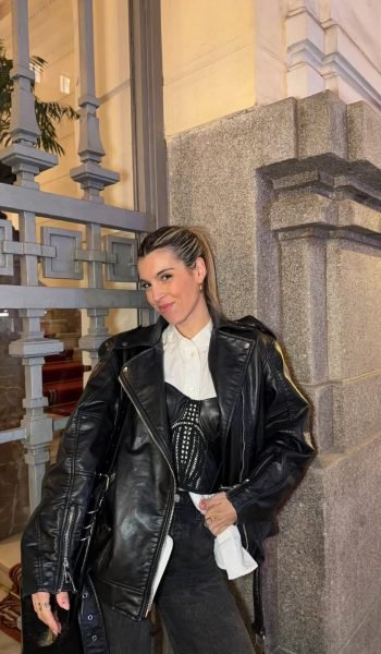 Dessire Verdu Zarco posando con chaqueta de cuero negra y look moderno para contenido de moda creado para Agencia de marketing digital Brilla Influencers y Comunicación