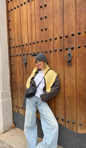 Dessire Verdu Zarco posando con un look urbano y moderno frente a una puerta de madera, creando contenido visual de moda para Agencia de marketing digital Brilla Influencers y Comunicación