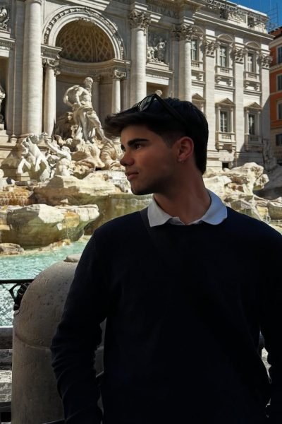 Diego García Bolufer UGC en Milán frente a la catedral para Agencia de marketing digital Brilla Influencers y Comunicación