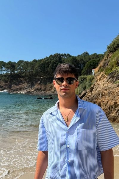 Diego García Bolufer UGC en la playa para Agencia de marketing digital Brilla Influencers y Comunicación