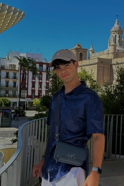 Diego García Bolufer UGC en Sevilla frente a las Setas para Agencia de marketing digital Brilla Influencers y Comunicación