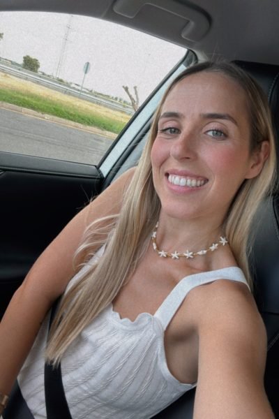 UGC Susana Sanz realizando un selfie en el coche para contenido lifestyle y campañas digitales – Agencia Brilla Influencers.