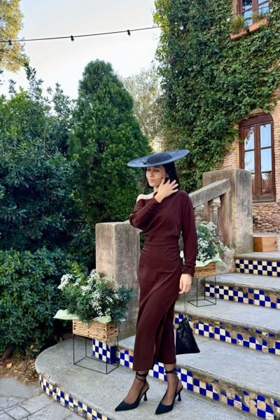 Luna Cabrera, creadora UGC de moda y lifestyle, luciendo un conjunto elegante con pamela en un entorno de arquitectura clásica | Agencia Brilla Influencers