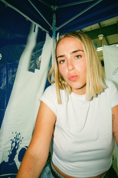 UGC Susana Sanz en primer plano con look casual para contenido lifestyle y colaboraciones con marcas – Agencia Brilla Influencers.