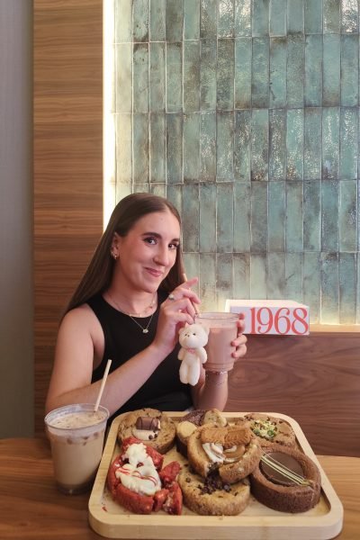 Encarnita Iniesta UGC lifestyle en cafetería con dulces para Agencia de marketing digital Brilla Influencers y Comunicación