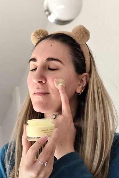 Encarnita Iniesta UGC aplicando crema facial skincare para Agencia de marketing digital Brilla Influencers y Comunicación