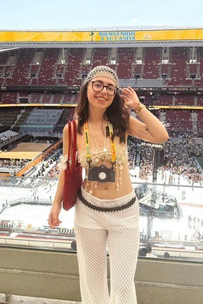 Esther Zecchin posando en el estadio antes de un concierto de Bad Bunny, disfrutando de la experiencia musical en vivo rodeada de miles de asistentes.