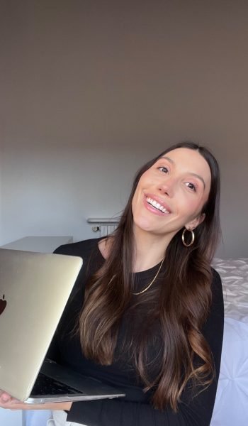 Eva Figueras Paguina utilizando portátil en contenido lifestyle y trabajo digital. Agencia de marketing digital Brilla Influencers y Comunicación.