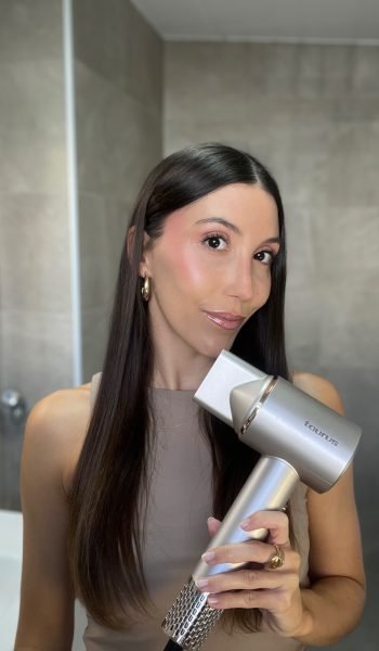 Eva Figueras Paguina mostrando herramienta de cuidado capilar con acabado beauty profesional. Agencia de marketing digital Brilla Influencers y Comunicación.