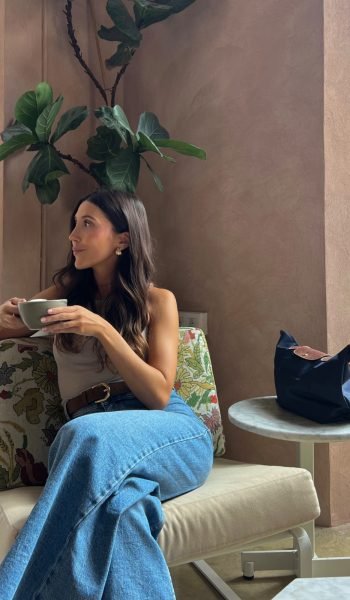 Eva Figueras Paguina disfrutando de un café en un entorno lifestyle con estética natural y elegante. Agencia de marketing digital Brilla Influencers y Comunicación.