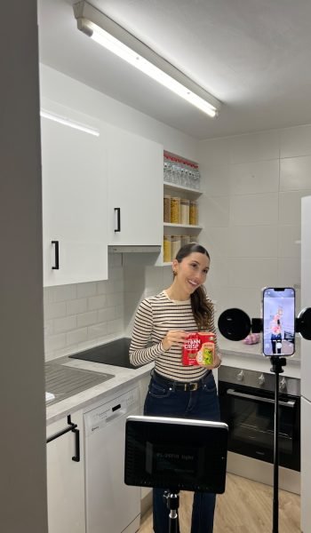 Eva Figueras Paguina grabando contenido en cocina mostrando producto en formato UGC. Agencia de marketing digital Brilla Influencers y Comunicación.