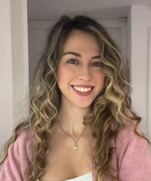 Eva Mar, influencer UGC de belleza y moda con cabello rizado y un estilo natural.