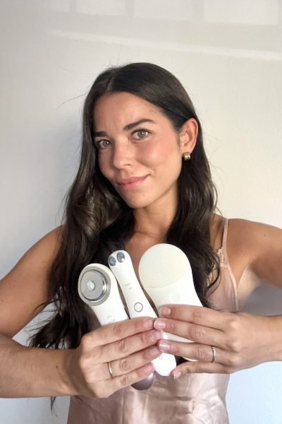 Creadora UGC Itzíar Palomar Cuadrado mostrando productos de belleza y skincare en contenido visual para marcas digitales | Agencia Brilla Influencers.