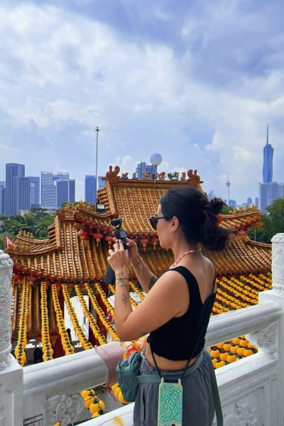 Fatima del Pilar capturando el momento en un templo histórico con vistas impresionantes de la ciudad.