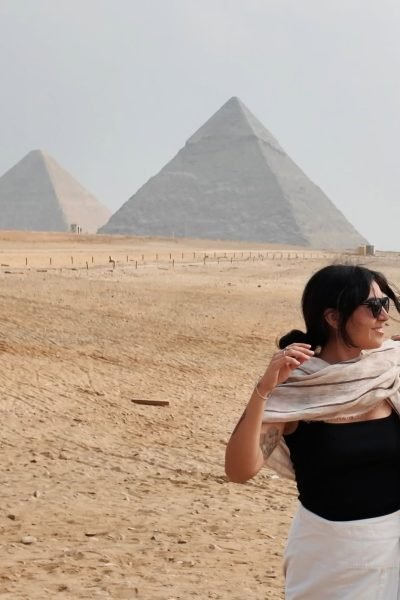 Fatima del Pilar posando frente a las majestuosas pirámides de Egipto, con un look relajado y elegante.