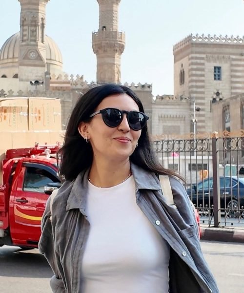 Fátima del Pilar, creadora de contenido UGC, compartiendo su estilo único mientras explora nuevos lugares.