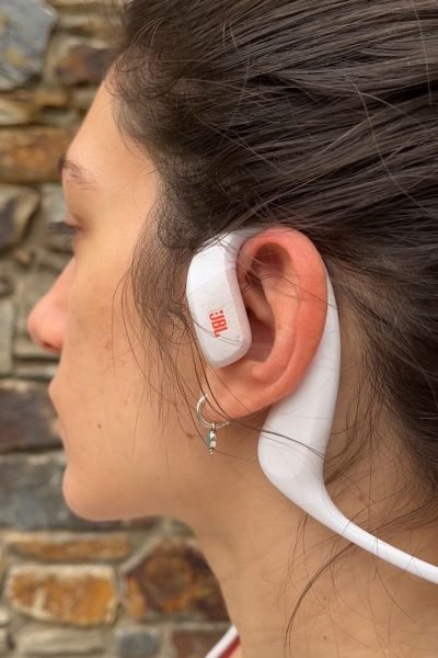 Auriculares JBL en oreja de Florencia Rivero Rosas - Agencia de marketing digital Brilla influencers y Comunicación