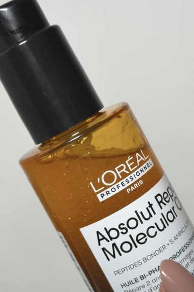 Botella de aceite L'Oréal Professionnel Absolut Repair Molecular en primer plano.