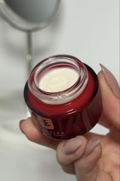Crema facial en tarro rojo de la marca Hiorian, con textura suave.
