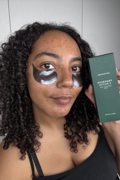 UGC creadora de contenido beauty mostrando producto Aromatica Rosemary Active V para cuidado capilar y skincare – Agencia Brilla.