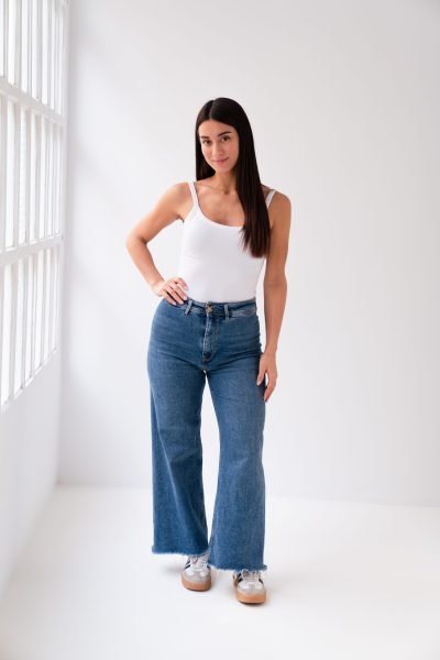 Laia posando de cuerpo completo con outfit casual y estética lifestyle minimalista