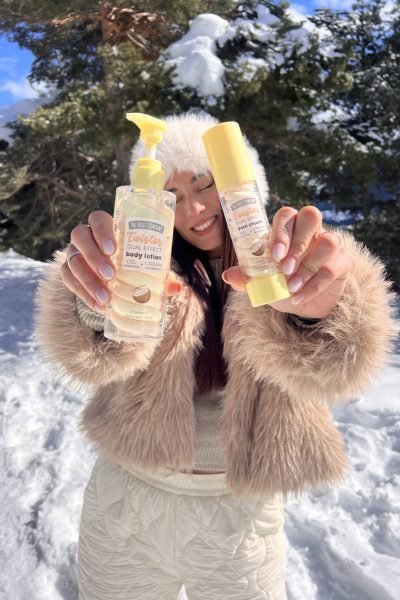 Laia mostrando productos de skincare en la nieve con estética beauty y lifestyle