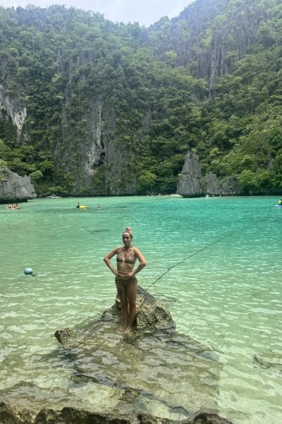 UGC Susana Sanz durante un viaje en un entorno natural de aguas turquesas para contenido travel y lifestyle – Agencia Brilla Influencers.