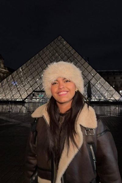 "Gabriela Duarte frente al Museo del Louvre, colaboradora de la Agencia de marketing digital Brilla Influencers y Comunicación