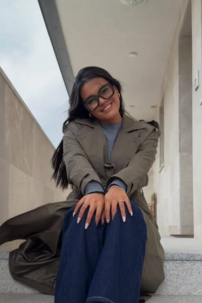 Gabriela Duarte posando con abrigo y gafas, colaboradora de la Agencia de marketing digital Brilla Influencers y Comunicación