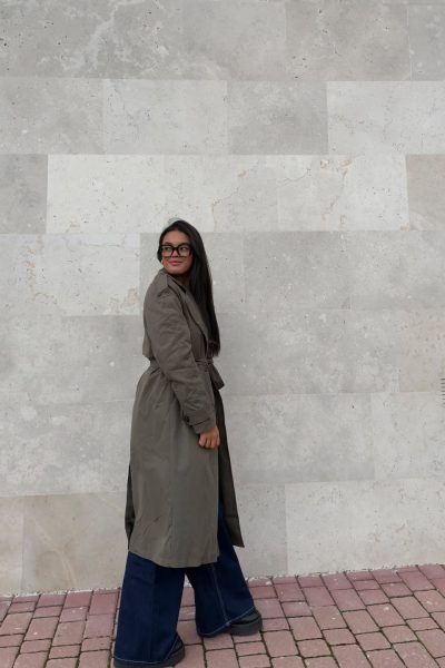 Gabriela Duarte posando con abrigo frente a pared, colaboradora de la Agencia de marketing digital Brilla Influencers y Comunicación