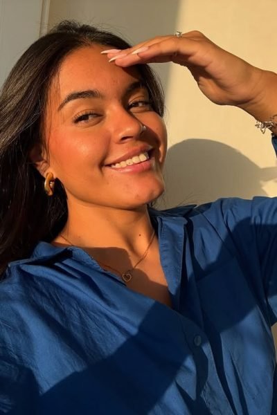 Gabriela Duarte posando con camisa azul, colaboradora de la Agencia de marketing digital Brilla Influencers y Comunicación