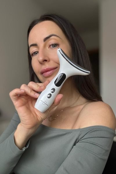 Gema Mascarell mostrando un dispositivo de belleza con la Agencia de Marketing Digital Brilla Influencers y Comunicación.