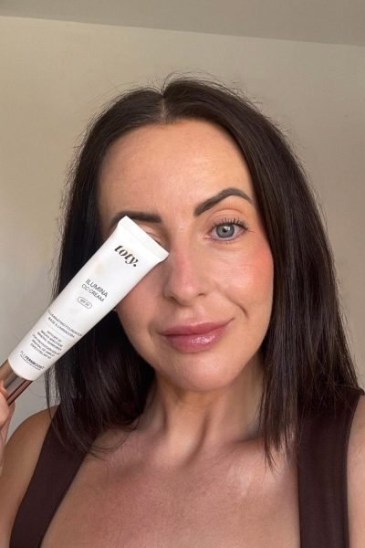 Gema Mascarell mostrando crema de belleza con la Agencia de Marketing Digital Brilla Influencers y Comunicación.