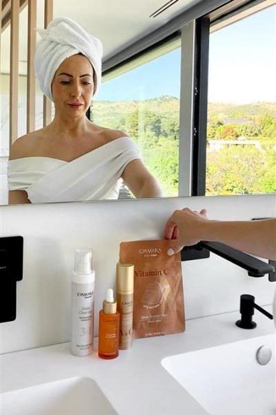 Gema Mascarell mostrando productos de belleza con la Agencia de Marketing Digital Brilla Influencers y Comunicación.