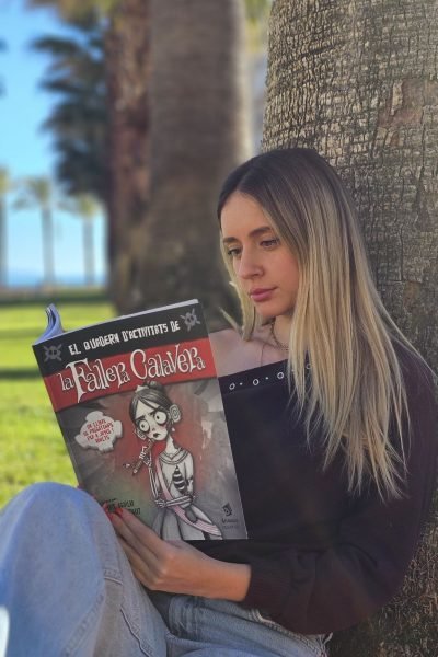 Gina Martínez Madramany disfrutando de un momento de lectura al aire libre, creando contenido UGC de lifestyle y cultura para Agencia Brilla.