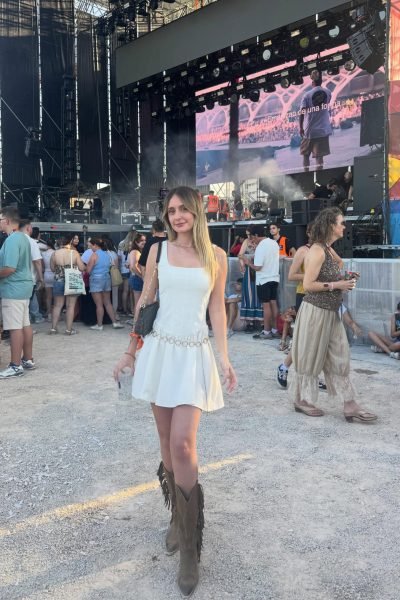 Gina Martínez Madramany disfrutando de un festival de música mientras crea contenido UGC de lifestyle y cultura para Agencia Brilla.
