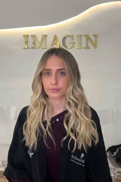 Gina Martínez Madramany durante una sesión de peluquería profesional creando contenido UGC de lifestyle y belleza para Agencia Brilla.