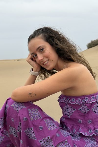 Lydia López Garrido en un entorno de dunas con look de verano | Agencia Brilla Influencers.