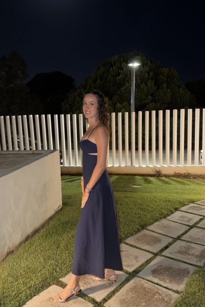 Lydia López Garrido con vestido azul en un entorno exterior nocturno | Agencia Brilla Influencers.