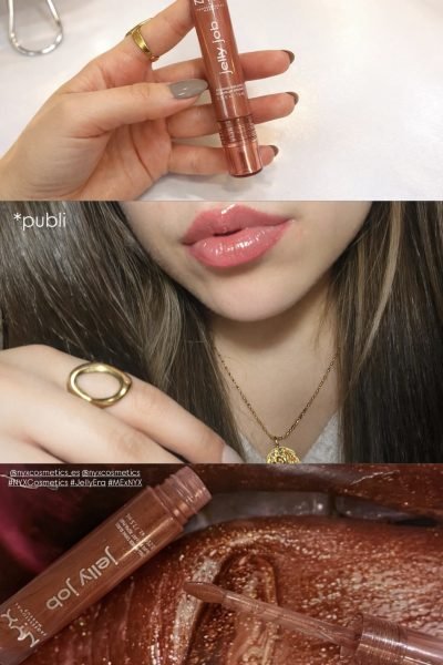 Primer plano de labios con gloss NYX Jelly Job aplicado, tono brillante, con manicura visible y fondo blanco.